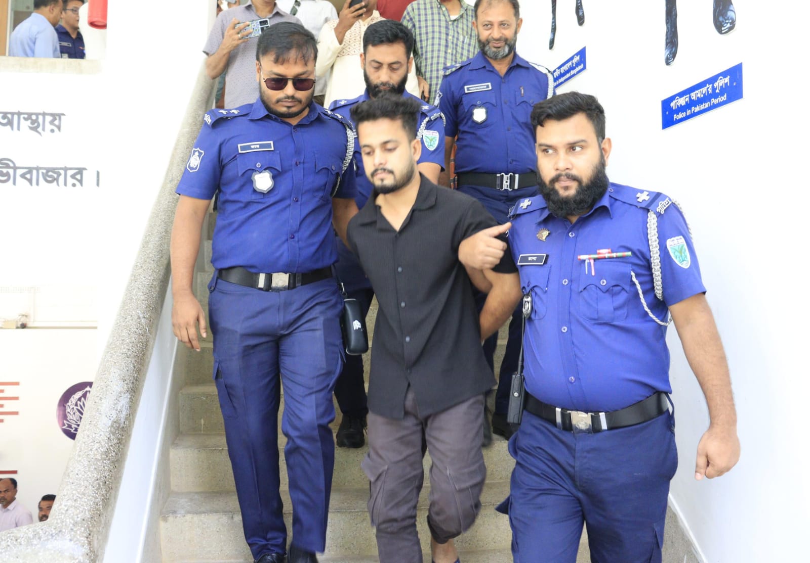 মৌলভীবাজারের চাঞ্চল্যকর ব্যবসায়ী হত্যার রহস্য রক্তমাখা ২০ টাকার নোটের সুত্র ধরে আসামী গ্রেফতার প্রেস ব্রিফিং