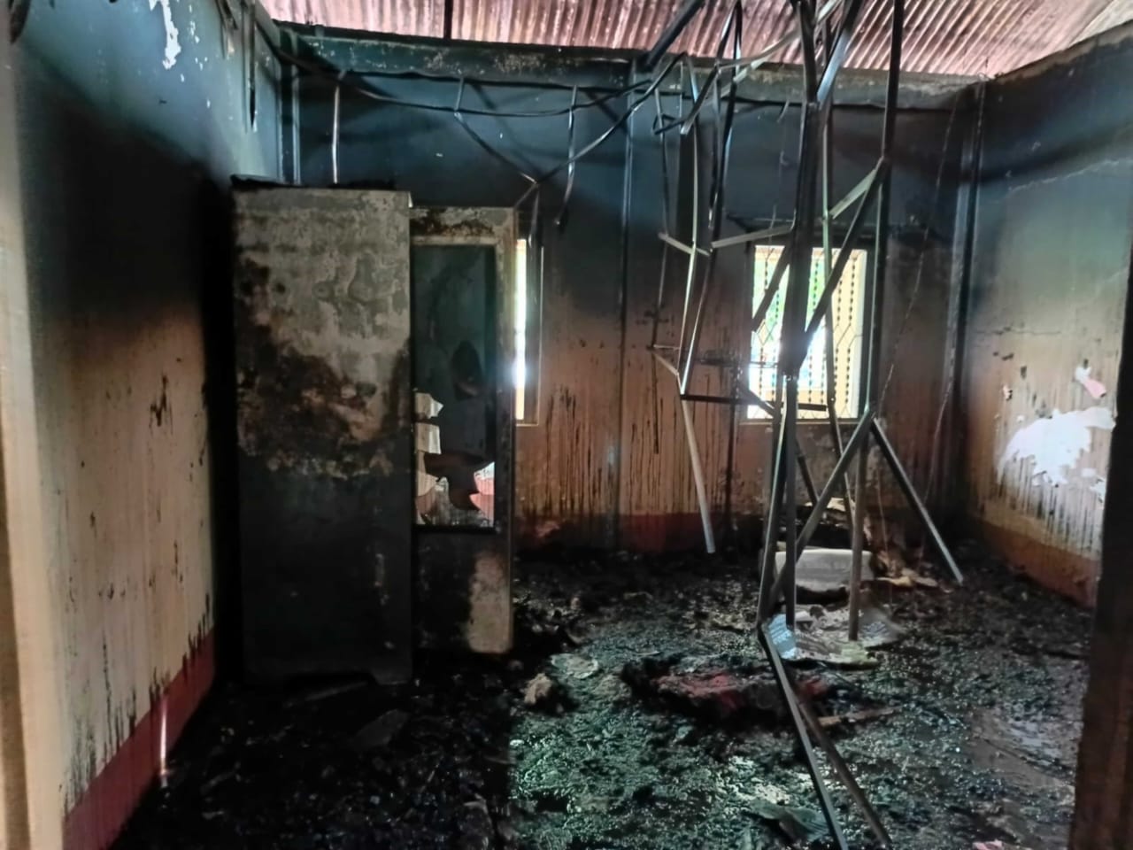 গফরগাঁওয়ে দুর্বৃত্তের দেওয়া আগুনে পুড়ল প্রয়াত বিএনপির নেতা নাজমুল হকের বাড়ি ও আসবাবপত্র