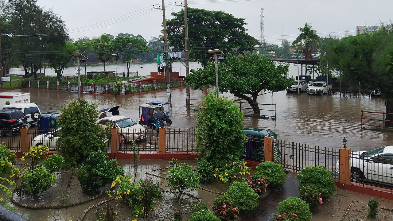 নোয়াখালীতে টানা বৃষ্টিতে জলাবদ্ধতা, তলিয়ে গেছে সড়ক