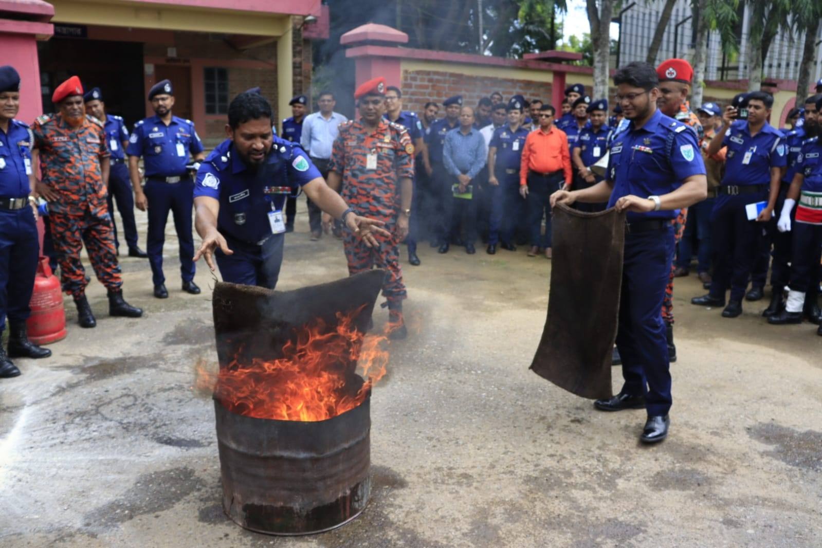 মৌলভীবাজার পুলিশ লাইন্সে অগ্নি-নির্বাপণ কর্মশালা ও মহড়া