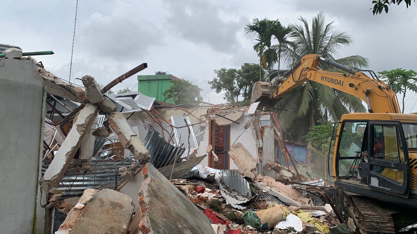 শ্রীমঙ্গলের সাতগাঁওয়ে রেলওয়ের জমিতে অবৈধ দখলদারদের বিরুদ্ধে উচ্ছেদ অভিযান,উচ্ছেদের দুইদিন আগে ঘুস নেওয়ার অভিযোগ
